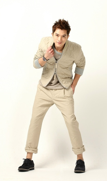 Ngoài ra, Khưu Trạch còn thường xuyên được mời làm người mẫu quảng cáo cho các nhãn hiệu nổi tiếng.