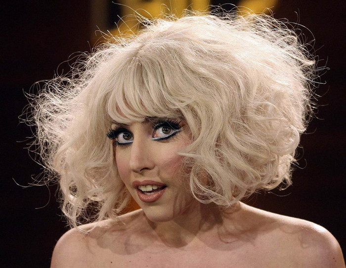 Lady Gaga nổi bật với mái tóc ngắn, xù màu bạch kim Lady Gaga nổi bật với mái tóc ngắn, xù màu bạch kim