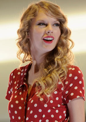 Giản dị và nữ tính với áo chấm bi