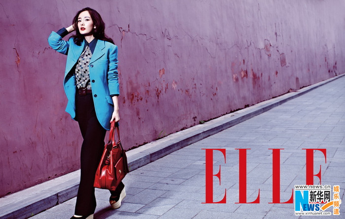 Trang nhã với vest màu xanh dương kết hợp cùng áo sơ mi và quần đen