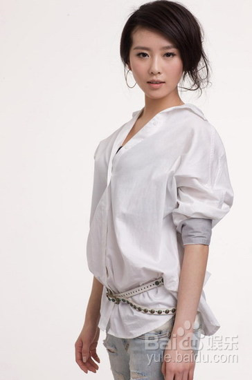 Trẻ trung và thời trang với sơ mi trắng kết hợp với thắt lưng. Đã có thời, cô luôn bị cho là bản sao của Lưu Diệc Phi nhưng cô đã chứng tỏ cho khán giả thấy một Lưu Thi Thi có bản sắc riêng và hoàn toàn thuyết phục họ bằng chính năng lực diễn xuất của mình. Trẻ trung và thời trang với sơ mi trắng kết hợp với thắt lưng. Đã có thời, cô luôn bị cho là bản sao của Lưu Diệc Phi nhưng cô đã chứng tỏ cho khán giả thấy một Lưu Thi Thi có bản sắc riêng và hoàn toàn thuyết phục họ bằng chính năng lực diễn xuất của mình.