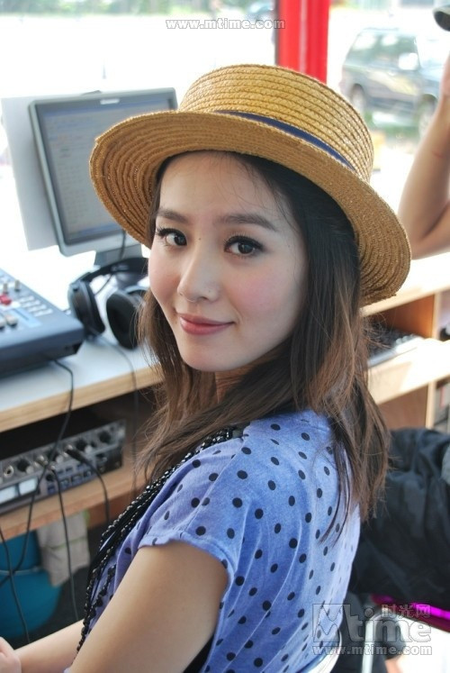 Phong cách ăn mặc trẻ trung và trang điểm nhẹ nhàng Phong cách ăn mặc trẻ trung và trang điểm nhẹ nhàng