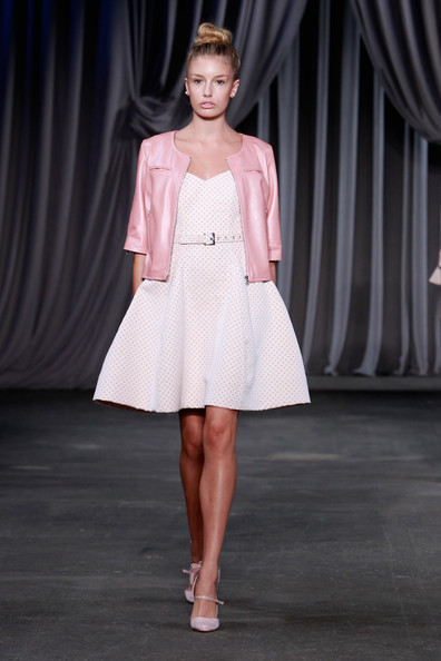 Váy chấm bi kết hợp cùng áo khoác màu hồng mang đến cho phái nữ sự duyên dáng, trẻ trung