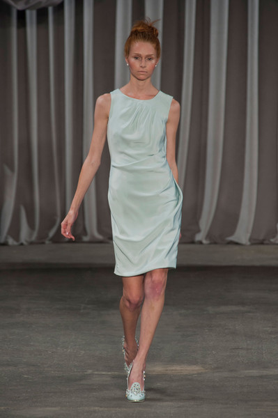 Váy liền thân trơn giúp tôn vóc dáng và chiều cao