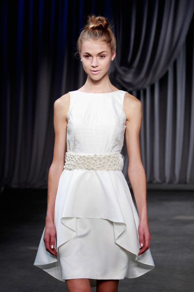 Chiếc váy trắng tao nhã với điểm nhấn là thắt lưng to bản có đính nhiều đá