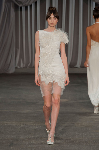 Váy cách điệu nhiều họa tiết hoa và lông trắng dù kiểu ngắn...