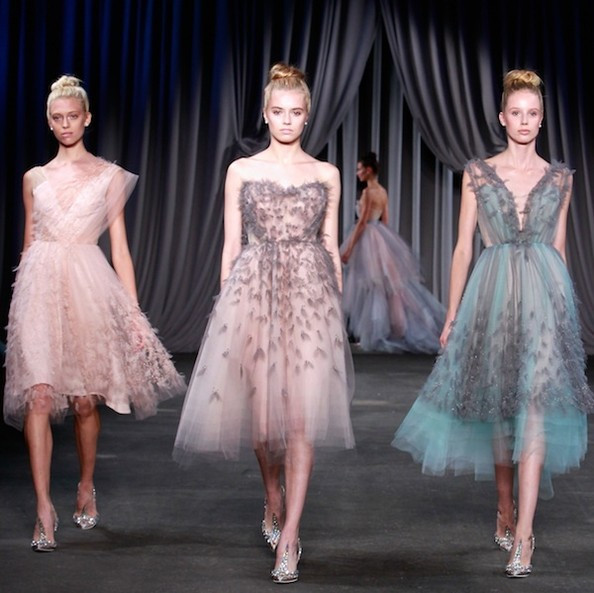 Những mẫu váy ren mềm mại đầy nữ tính với các màu sắc trang nhã