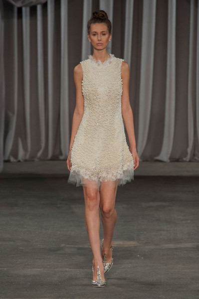 Chiếc váy được thiết kế đặc biệt với nhiều viên ngọc trai đính lên