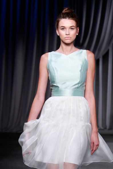 Váy voan trắng và áo lụa xanh trơn sang trọng và bắt mắt