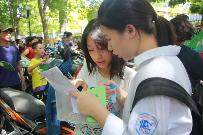 Các thí sinh chia sẻ với nhau đề thi và tỏ ra khá vui mừng vì đề khá &quot;dễ thở&quot;. Ảnh: Đình Cảnh