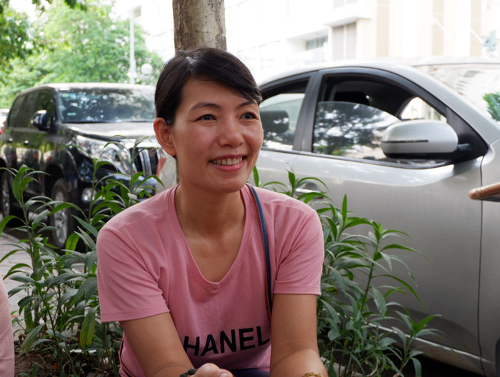 Chị Thương, phụ huynh của một thí sinh thi tại điểm thi trường Chuyên Hà Nội - Amsterdam cho hay: "Buổi thi nào 2 mẹ con cũng có mặt ở cổng trường từ rất sớm vì sợ tắc đường". Trước đợt thi này, con chị đã dự thi vào lớp 10 của Trường chuyên Khoa học tự nhiên và Chuyên Sư Phạm. Chị Thương cho biết, việc lựa chọn thi 3 trường Chuyên đòi hỏi con ôn thi rất nhiều, áp lực lớn. Đại dịch Covid cũng khiến cho việc ôn thi bị gián đoạn bởi học online không thể bằng nghe giảng trực tiếp. Gia đình ủng hộ con và luôn nói là mỗi cuộc thi là một lần học hỏi, kết quả thế nào thì con cũng đã được thử thách bản thân mình. Chị Thương, phụ huynh của một thí sinh thi tại điểm thi trường Chuyên Hà Nội - Amsterdam cho hay: "Buổi thi nào 2 mẹ con cũng có mặt ở cổng trường từ rất sớm vì sợ tắc đường". Trước đợt thi này, con chị đã dự thi vào lớp 10 của Trường chuyên Khoa học tự nhiên và Chuyên Sư Phạm. Chị Thương cho biết, việc lựa chọn thi 3 trường Chuyên đòi hỏi con ôn thi rất nhiều, áp lực lớn. Đại dịch Covid cũng khiến cho việc ôn thi bị gián đoạn bởi học online không thể bằng nghe giảng trực tiếp. Gia đình ủng hộ con và luôn nói là mỗi cuộc thi là một lần học hỏi, kết quả thế nào thì con cũng đã được thử thách bản thân mình.