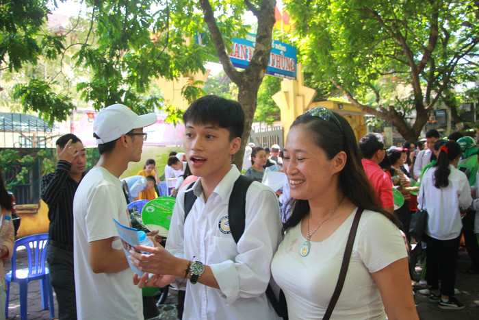 Phụ huynh và thí sinh đều vui mừng vì bài thi làm tốt. Ảnh: Đình Cảnh