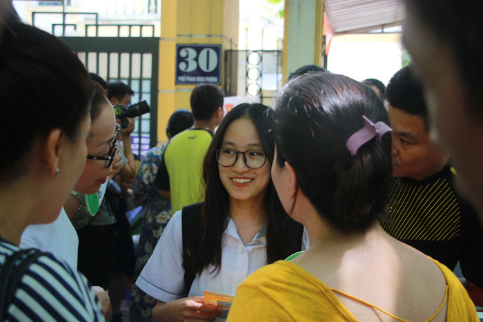 Thí sinh ra sớm được nhiều phụ huynh vây kín hỏi. Ảnh: Nguyễn Huyền