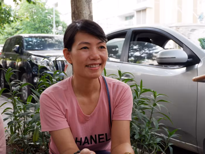 Chị Thương, phụ huynh của một thí sinh thi tại điểm thi trường Chuyên Hà Nội - Amsterdam cho hay: "Buổi thi nào 2 mẹ con cũng có mặt ở cổng trường từ rất sớm vì sợ tắc đường". Trước đợt thi này, con chị đã dự thi vào lớp 10 của Trường chuyên Khoa học tự nhiên và Chuyên Sư Phạm. Chị Thương cho biết, việc lựa chọn thi 3 trường Chuyên đòi hỏi con ôn thi rất nhiều, áp lực lớn. Đại dịch Covid cũng khiến cho việc ôn thi bị gián đoạn bởi học online không thể bằng nghe giảng trực tiếp. Gia đình ủng hộ con và luôn nói là mỗi cuộc thi là một lần học hỏi, kết quả thế nào thì con cũng đã được thử thách bản thân mình.