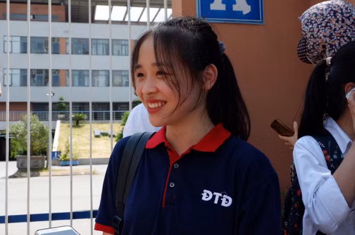 Thí sinh Vũ Hà Ngân đăng ký thi vào chuyên Anh Trường Trung học phổ Chuyên Hà Nội -Amsterdam chia sẻ: “Đối với em thì em thấy đề thi ngày đầu tiên năm nay dễ hơn các năm trước. Lựa chọn thi duy nhất chuyên Anh của Trường Chuyên Hà Nội-Amsterdam nên em phải cố gắng hơn các bạn khác có 2-3 nguyện vọng. Mặc dù vậy em cũng không bị áp lực lớn nào từ phía gia đình cả”.