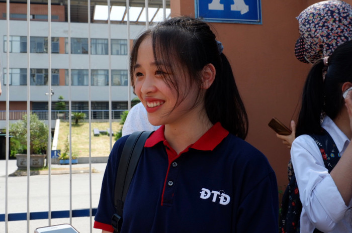 Thí sinh Vũ Hà Ngân đăng ký thi vào chuyên Anh Trường Trung học phổ Chuyên Hà Nội -Amsterdam chia sẻ: “Đối với em thì em thấy đề thi ngày đầu tiên năm nay dễ hơn các năm trước. Lựa chọn thi duy nhất chuyên Anh của Trường Chuyên Hà Nội-Amsterdam nên em phải cố gắng hơn các bạn khác có 2-3 nguyện vọng. Mặc dù vậy em cũng không bị áp lực lớn nào từ phía gia đình cả”. Thí sinh Vũ Hà Ngân đăng ký thi vào chuyên Anh Trường Trung học phổ Chuyên Hà Nội -Amsterdam chia sẻ: “Đối với em thì em thấy đề thi ngày đầu tiên năm nay dễ hơn các năm trước. Lựa chọn thi duy nhất chuyên Anh của Trường Chuyên Hà Nội-Amsterdam nên em phải cố gắng hơn các bạn khác có 2-3 nguyện vọng. Mặc dù vậy em cũng không bị áp lực lớn nào từ phía gia đình cả”.