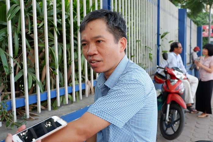 Anh Nguyễn Văn Diễn có con thi vào lớp 10 chuyên Toán Trường Trung học phổ thông Hà Nội - Amsterdam chia sẻ, ngoài giờ học trên trường, em tự học ở nhà là chính, không đi học thêm bên ngoài mà thường lên mạng tìm kiếm đề để tự làm, giáo trình tự ôn tập. Em có niềm đam mê môn toán từ năm lớp 6 nên bên cạnh Trường Trung học phổ thông Chuyên Hà Nội-Amsterdam, em còn thi vào chuyên Toán Trường Trung học phổ thông Chuyên Khoa học tự nhiên. Gia đình luôn ủng hộ em và không đặt bất kì áp lực nào cả. Việc ôn thi đã quá vất vả rồi nên gia đình muốn em có tâm trạng thoải mái nhất. "Dù kết quả thế nào bố mẹ vẫn ủng hộ con”, vị phụ huynh này nhắn nhủ tới con mình. Anh Nguyễn Văn Diễn có con thi vào lớp 10 chuyên Toán Trường Trung học phổ thông Hà Nội - Amsterdam chia sẻ, ngoài giờ học trên trường, em tự học ở nhà là chính, không đi học thêm bên ngoài mà thường lên mạng tìm kiếm đề để tự làm, giáo trình tự ôn tập. Em có niềm đam mê môn toán từ năm lớp 6 nên bên cạnh Trường Trung học phổ thông Chuyên Hà Nội-Amsterdam, em còn thi vào chuyên Toán Trường Trung học phổ thông Chuyên Khoa học tự nhiên. Gia đình luôn ủng hộ em và không đặt bất kì áp lực nào cả. Việc ôn thi đã quá vất vả rồi nên gia đình muốn em có tâm trạng thoải mái nhất. "Dù kết quả thế nào bố mẹ vẫn ủng hộ con”, vị phụ huynh này nhắn nhủ tới con mình.