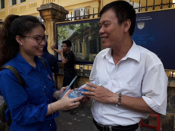 Những chai nước lọc được trao đến tận tay phụ huynh đang chờ con ở bên ngoài. Những chai nước lọc được trao đến tận tay phụ huynh đang chờ con ở bên ngoài.