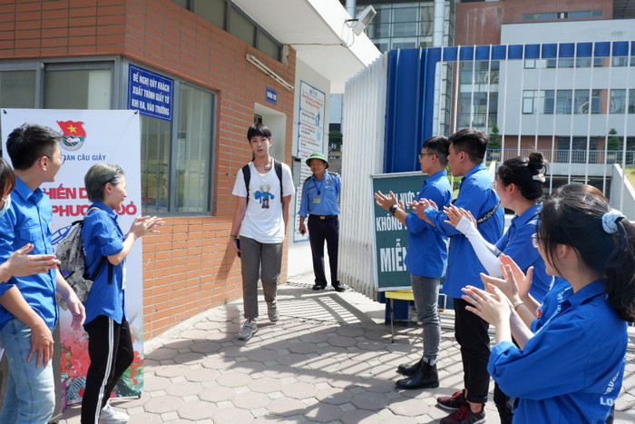 Các thí sinh tham gia kỳ thi vào lớp 10 nhận được rất nhiều sự quan tâm của gia đình, các tình nguyện viên. Các thí sinh tham gia kỳ thi vào lớp 10 nhận được rất nhiều sự quan tâm của gia đình, các tình nguyện viên.