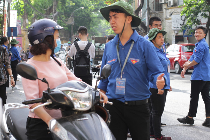 Thanh niên tình nguyện hướng dẫn giao thông tại các điểm thi. Thanh niên tình nguyện hướng dẫn giao thông tại các điểm thi.