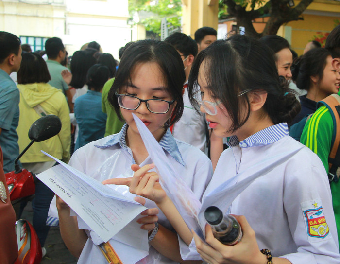 Các thí sinh trao đổi về đề thi và kết quả. Các thí sinh trao đổi về đề thi và kết quả.