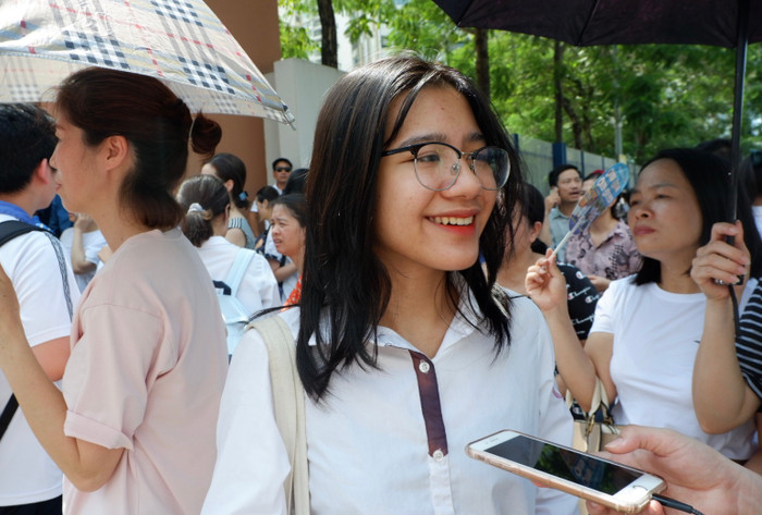 Thí sinh Nguyễn Ngọc Huyền Trang nói: “Là thí sinh thi chuyên Hoá của trường Ams nhưng em thấy đề thi văn năm nay ở mức trung bình, khá dễ. Em làm xong bài trước nửa tiếng. Với bài thi môn Văn, em nghĩ mình sẽ được khoảng 8 điểm”. Thí sinh Nguyễn Ngọc Huyền Trang nói: “Là thí sinh thi chuyên Hoá của trường Ams nhưng em thấy đề thi văn năm nay ở mức trung bình, khá dễ. Em làm xong bài trước nửa tiếng. Với bài thi môn Văn, em nghĩ mình sẽ được khoảng 8 điểm”.