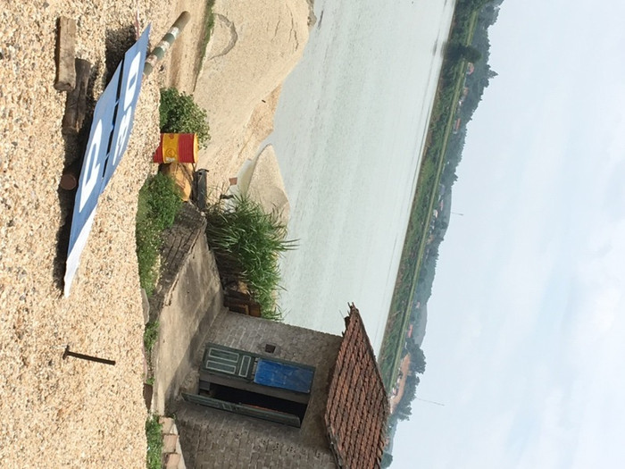 Công ty TNHH MTV Lạc Long Quân còn “nhổ” cả biển báo của Cảng vụ đường thủy vì vướng tàu bè ra vào? Ảnh Lê Minh Công ty TNHH MTV Lạc Long Quân còn “nhổ” cả biển báo của Cảng vụ đường thủy vì vướng tàu bè ra vào? Ảnh Lê Minh