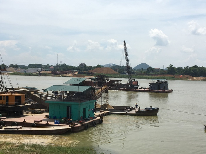 Ai dung túng cho Công ty TNHH Xây dựng Phát triển Hạ tầng Vân Nội nạo vét và duy tu dòng chạy Sông Lô sát mép bãi bồi?. Ảnh Lê Minh Ai dung túng cho Công ty TNHH Xây dựng Phát triển Hạ tầng Vân Nội nạo vét và duy tu dòng chạy Sông Lô sát mép bãi bồi?. Ảnh Lê Minh