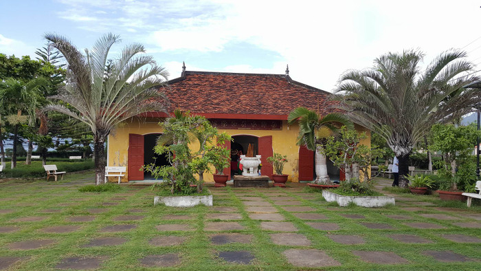 Đền thờ Liệt sĩ Võ Thị Sáu được người dân Côn Đảo lập từ đầu những năm 90 của Thế kỷ trước, nơi đây trở thành địa điểm tâm linh thân thuộc của người dân đảo và du khách thập phương mỗi lần đến đây. Ảnh Hải Ninh Đền thờ Liệt sĩ Võ Thị Sáu được người dân Côn Đảo lập từ đầu những năm 90 của Thế kỷ trước, nơi đây trở thành địa điểm tâm linh thân thuộc của người dân đảo và du khách thập phương mỗi lần đến đây. Ảnh Hải Ninh