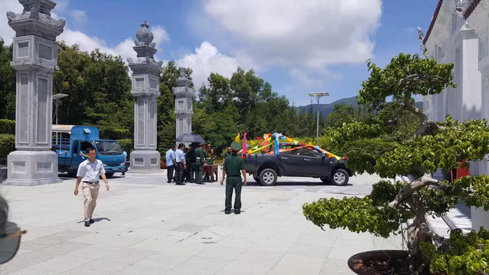 UBND tỉnh Bà Rịa - Vũng Tàu tổ chức di chuyển tượng Liệt sĩ Võ Thị Sáu và tiến hành đóng cửa đền cũ. Ảnh Hải Ninh