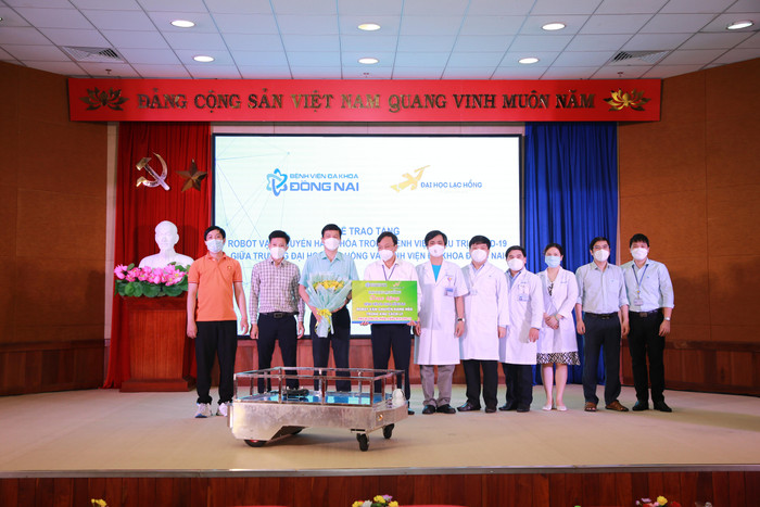 Ban lãnh đạo Trường đại học Lạc Hồng trao tặng robot và nhận hoa cảm ơn của Bệnh viện Đa khoa Đồng Nai. Ảnh: Hữu Đức Ban lãnh đạo Trường đại học Lạc Hồng trao tặng robot và nhận hoa cảm ơn của Bệnh viện Đa khoa Đồng Nai. Ảnh: Hữu Đức