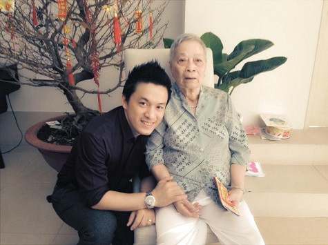 "Anh Hai" tươi cười bên mẹ "Anh Hai" tươi cười bên mẹ