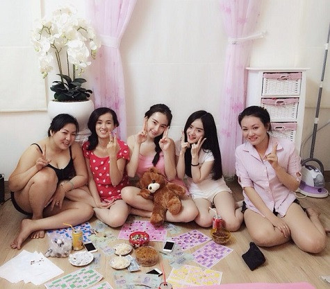 3 ngày tết của Angela Phương Trinh ngoài việc chúc tết người thân thì cô lên chùa cầu may và ở nhà chơi lô tô ăn tiền cùng bạn bè, mẹ và em gái Phương Trang 3 ngày tết của Angela Phương Trinh ngoài việc chúc tết người thân thì cô lên chùa cầu may và ở nhà chơi lô tô ăn tiền cùng bạn bè, mẹ và em gái Phương Trang