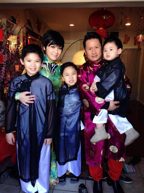 Gia đình ca sĩ Bằng Kiều Trizzie Phương Trinh cùng nhau đi chúc Tết Gia đình ca sĩ Bằng Kiều Trizzie Phương Trinh cùng nhau đi chúc Tết