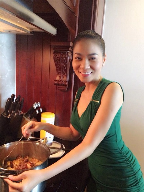 Trong những ngày Tết, Thu Minh cùng chồng đi chúc tết bạn bè và người thân sau đó, cô trở về nhà làm bà nội trợ đảm đang chăm sóc chồng Trong những ngày Tết, Thu Minh cùng chồng đi chúc tết bạn bè và người thân sau đó, cô trở về nhà làm bà nội trợ đảm đang chăm sóc chồng