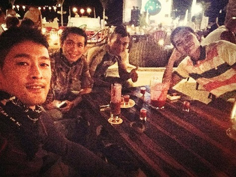 Trong ngày Tết, Johnny Trí Nguyễn chọn cho mình chuyến du lịch tại Nha Trang để nghỉ ngơi. Anh khoe bức ảnh vô tình gặp mặt diễn viên Khương Ngọc: "Đoàn đã tới Nha Trang. Gặp Khương Ngọc đang tự kỷ ở ngoài đây." Trong ngày Tết, Johnny Trí Nguyễn chọn cho mình chuyến du lịch tại Nha Trang để nghỉ ngơi. Anh khoe bức ảnh vô tình gặp mặt diễn viên Khương Ngọc: "Đoàn đã tới Nha Trang. Gặp Khương Ngọc đang tự kỷ ở ngoài đây."