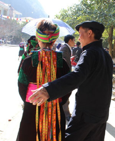 Các chàng trai, cô gái “vỗ mông” tự nhiên trên đường phố