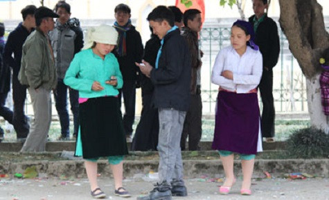 Khi có tình ý, họ trao số điện thoại để hẹn gặp nhau