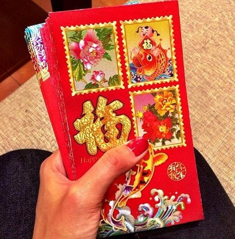 Cô cũng chuẩn bị rất nhiều lì xì để mừng tuổi cho mọi người