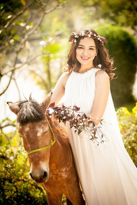 Về kinh doanh, cô liên tiếp nhận được bằng khen của hội doanh nhân trẻ HCM và JCI về những đóng góp tích cực của mình.