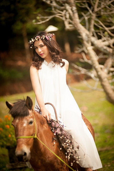 Đánh dấu hình ảnh một hoa hậu, doanh nhân thành đạt đi lên bằng khả năng của mình.