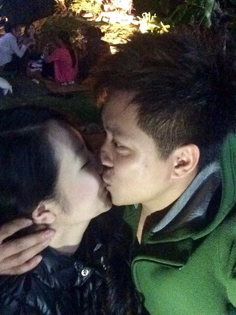 "Gã Don Juan của showbiz Việt" không ngần ngại khoe ảnh khóa môi mặn nồng cùng bạn gái hotgirl "Gã Don Juan của showbiz Việt" không ngần ngại khoe ảnh khóa môi mặn nồng cùng bạn gái hotgirl