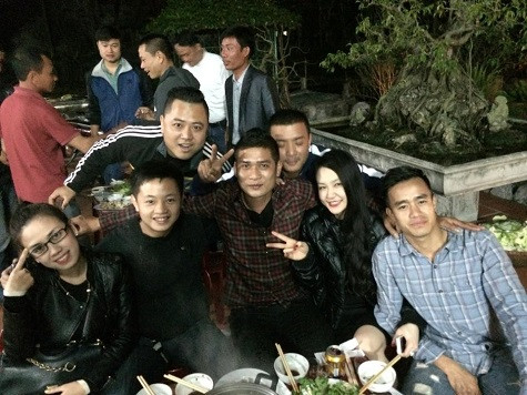 Cặp đôi "trai tài gái sắc" đã có cuộc gặp gỡ rất vui vẻ và sum vầy cùng bạn bè, người thân tại Nam Định trong dịp Tết vừa qua cùng lời chia sẻ: "Tết là đây. Anh em đón thế này ... Tình yêu con người có hạn. Yêu lắm ...”. Cặp đôi "trai tài gái sắc" đã có cuộc gặp gỡ rất vui vẻ và sum vầy cùng bạn bè, người thân tại Nam Định trong dịp Tết vừa qua cùng lời chia sẻ: "Tết là đây. Anh em đón thế này ... Tình yêu con người có hạn. Yêu lắm ...”.