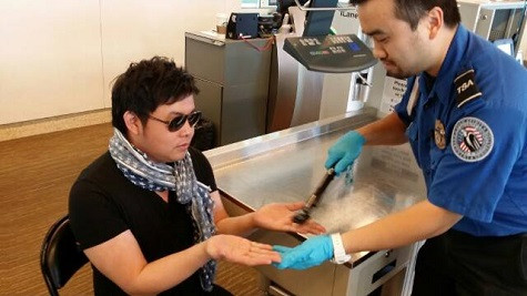 Quang Lê bị nhân viên an ninh tại sân bay kiểm tra vì nghi ngờ mang thuốc nổ lên máy bay Quang Lê bị nhân viên an ninh tại sân bay kiểm tra vì nghi ngờ mang thuốc nổ lên máy bay