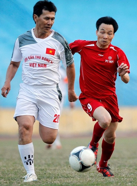 Phó Thủ tướng Vũ Đức Đam tranh bóng. Phó Thủ tướng Vũ Đức Đam tranh bóng.