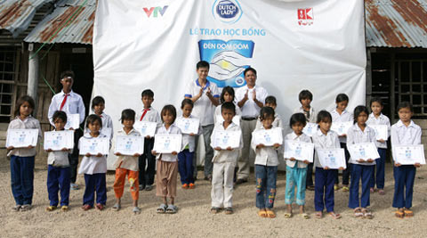 Những lớp học sơ sài được xây trong khu nhà mồ của Ia Piar sẽ được thay mới bằng ngôi trường khang trang trong năm sau. Những lớp học sơ sài được xây trong khu nhà mồ của Ia Piar sẽ được thay mới bằng ngôi trường khang trang trong năm sau.