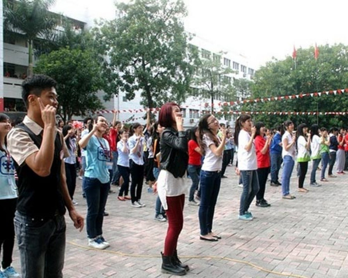 Dù đã gần 12h trưa nhưng sau khi kết thúc tiết học cuối cùng, khoảng 300 sinh viên ĐH Ngoại thương vẫn nán lại sân trường để cùng nhau thể hiện tiết mục nhảy flashmob mừng Ngày nhà giáo Việt Nam 20/11. >>Chân dung Bộ trưởng Giáo dục và Đào tạo qua các thời kỳ >> Những tấm thiệp đầy ý nghĩa mừng ngày nhà giáo Việt Nam Những hình ảnh xúc động về "lớp học tật nguyền" của bà lão 80 tuổi Những hình ảnh xúc động... "Mẹ hiền của chúng con" Chùm ảnh: "Phiêu" cùng xe tự chế độc nhất vô nhị của học trò vùng cao Những bức ảnh đen trắng quý hiếm về học sinh thời chiến >>Phát sốt vì 4 nữ giáo viên xinh đẹp