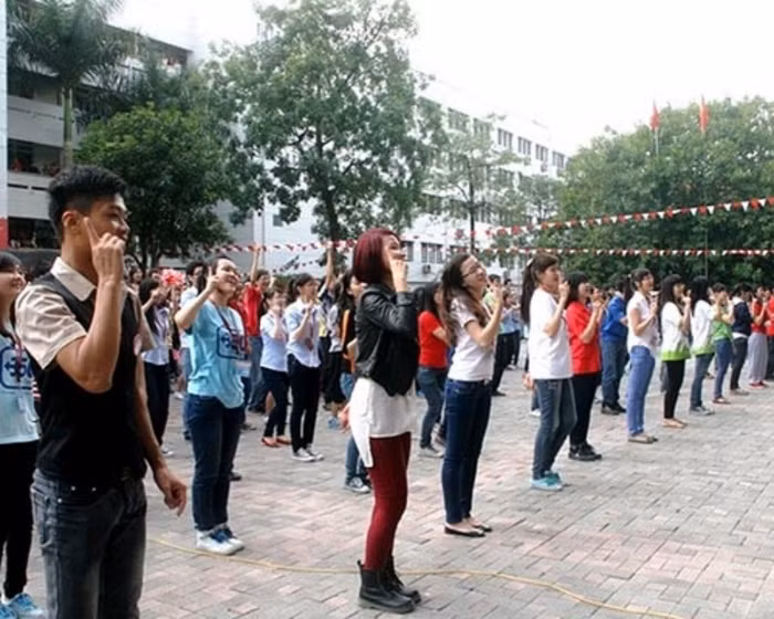 Dù đã gần 12h trưa nhưng sau khi kết thúc tiết học cuối cùng, khoảng 300 sinh viên ĐH Ngoại thương vẫn nán lại sân trường để cùng nhau thể hiện tiết mục nhảy flashmob mừng Ngày nhà giáo Việt Nam 20/11. >>Chân dung Bộ trưởng Giáo dục và Đào tạo qua các thời kỳ >> Những tấm thiệp đầy ý nghĩa mừng ngày nhà giáo Việt Nam Những hình ảnh xúc động về "lớp học tật nguyền" của bà lão 80 tuổi Những hình ảnh xúc động... "Mẹ hiền của chúng con" Chùm ảnh: "Phiêu" cùng xe tự chế độc nhất vô nhị của học trò vùng cao Những bức ảnh đen trắng quý hiếm về học sinh thời chiến >>Phát sốt vì 4 nữ giáo viên xinh đẹp