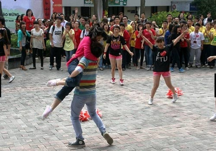 Hàng trăm sinh viên ĐH Ngoại thương đã mất nhiều ngày liền để thực hiện màn đồng diễn ấn tượng này. >>Chân dung Bộ trưởng Giáo dục và Đào tạo qua các thời kỳ >> Những tấm thiệp đầy ý nghĩa mừng ngày nhà giáo Việt Nam Những hình ảnh xúc động về "lớp học tật nguyền" của bà lão 80 tuổi Những hình ảnh xúc động... "Mẹ hiền của chúng con" Chùm ảnh: "Phiêu" cùng xe tự chế độc nhất vô nhị của học trò vùng cao Những bức ảnh đen trắng quý hiếm về học sinh thời chiến >>Phát sốt vì 4 nữ giáo viên xinh đẹp