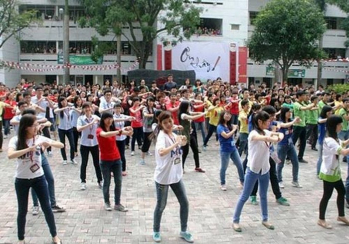 Các sinh viên đều tỏ ra rất hào hứng khi được thể hiện tình cảm của mình dành cho các thầy cô giáo. >>Chân dung Bộ trưởng Giáo dục và Đào tạo qua các thời kỳ >> Những tấm thiệp đầy ý nghĩa mừng ngày nhà giáo Việt Nam Những hình ảnh xúc động về "lớp học tật nguyền" của bà lão 80 tuổi Những hình ảnh xúc động... "Mẹ hiền của chúng con" Chùm ảnh: "Phiêu" cùng xe tự chế độc nhất vô nhị của học trò vùng cao Những bức ảnh đen trắng quý hiếm về học sinh thời chiến >>Phát sốt vì 4 nữ giáo viên xinh đẹp